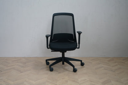 Interstuhl Every 251-ery ergonomisk kontorstol sort med armlæn set forfra