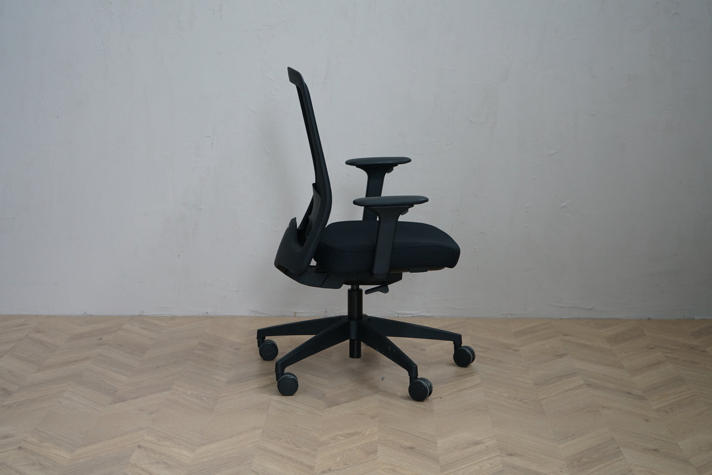 Interstuhl Every 251-ery ergonomisk kontorstol sort med armlæn set fra siden