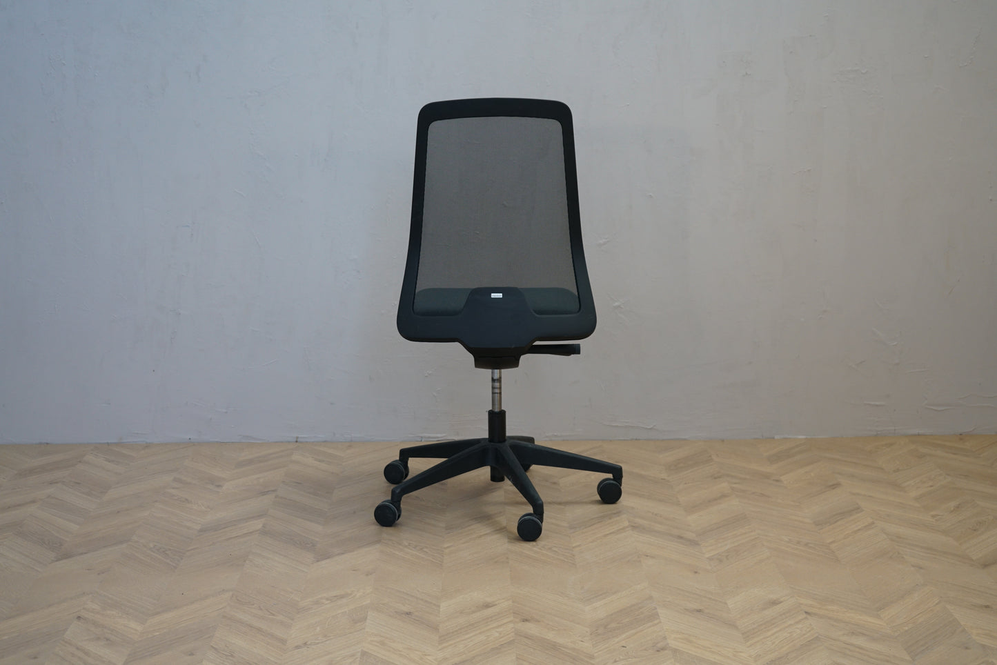 Interstuhl Every kontorstol bagfra med åndbar sort mesh ryg og moderne design