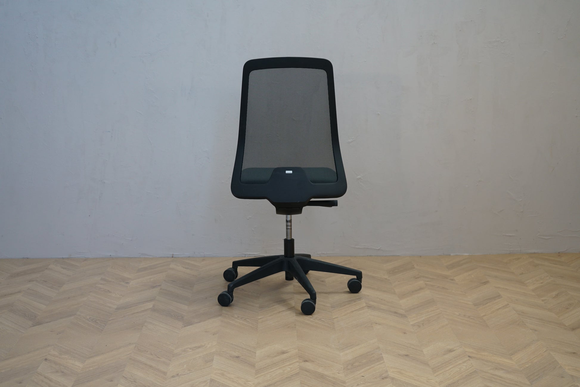 Interstuhl Every kontorstol bagfra med åndbar sort mesh ryg og moderne design