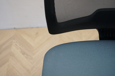 Detalje af blåt sæde og sort mesh ryg på Interstuhl Every ergonomisk kontorstol