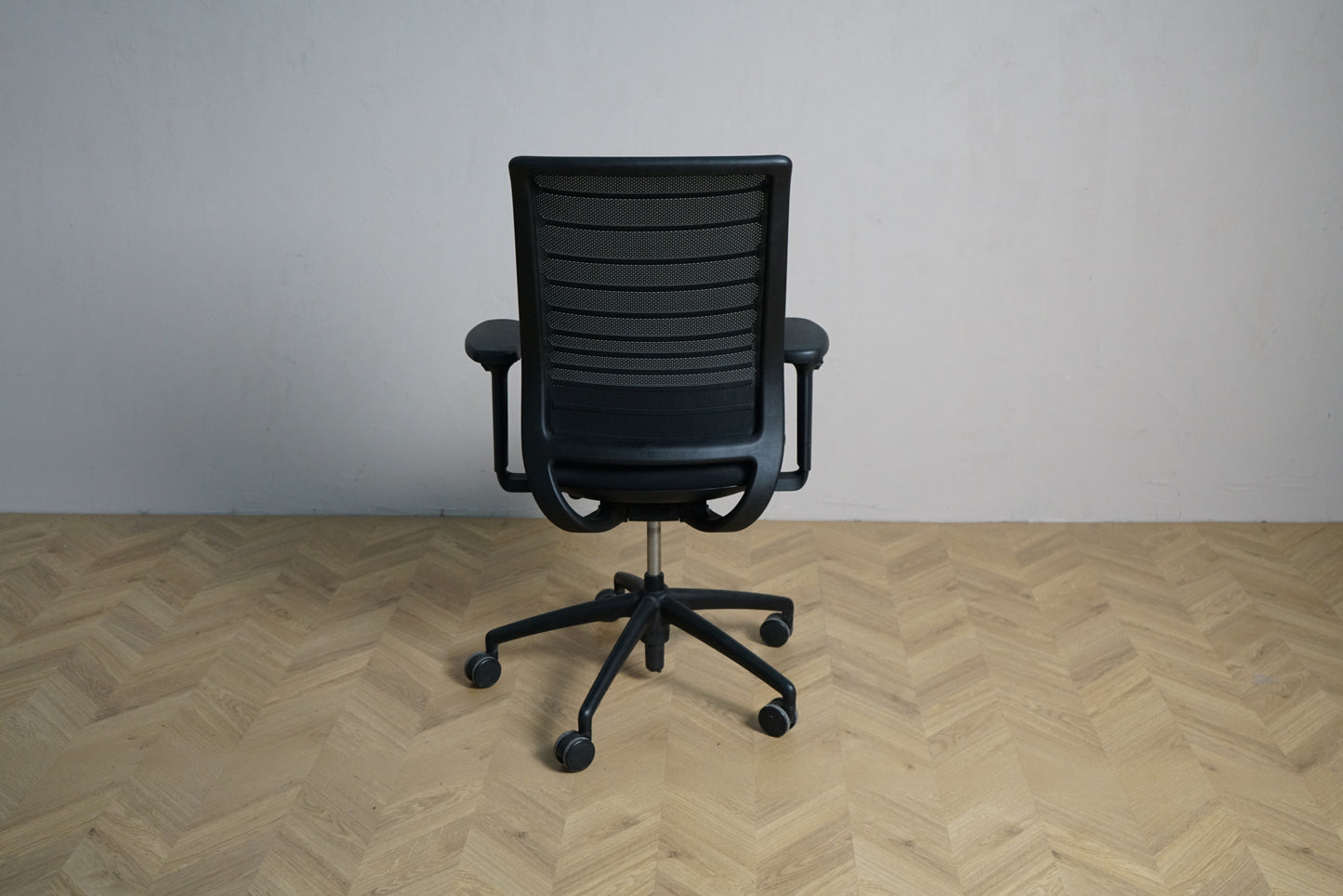 Interstuhl Hero 162H sort kontorstol set bagfra med mesh ryg og stabilt fodkryds