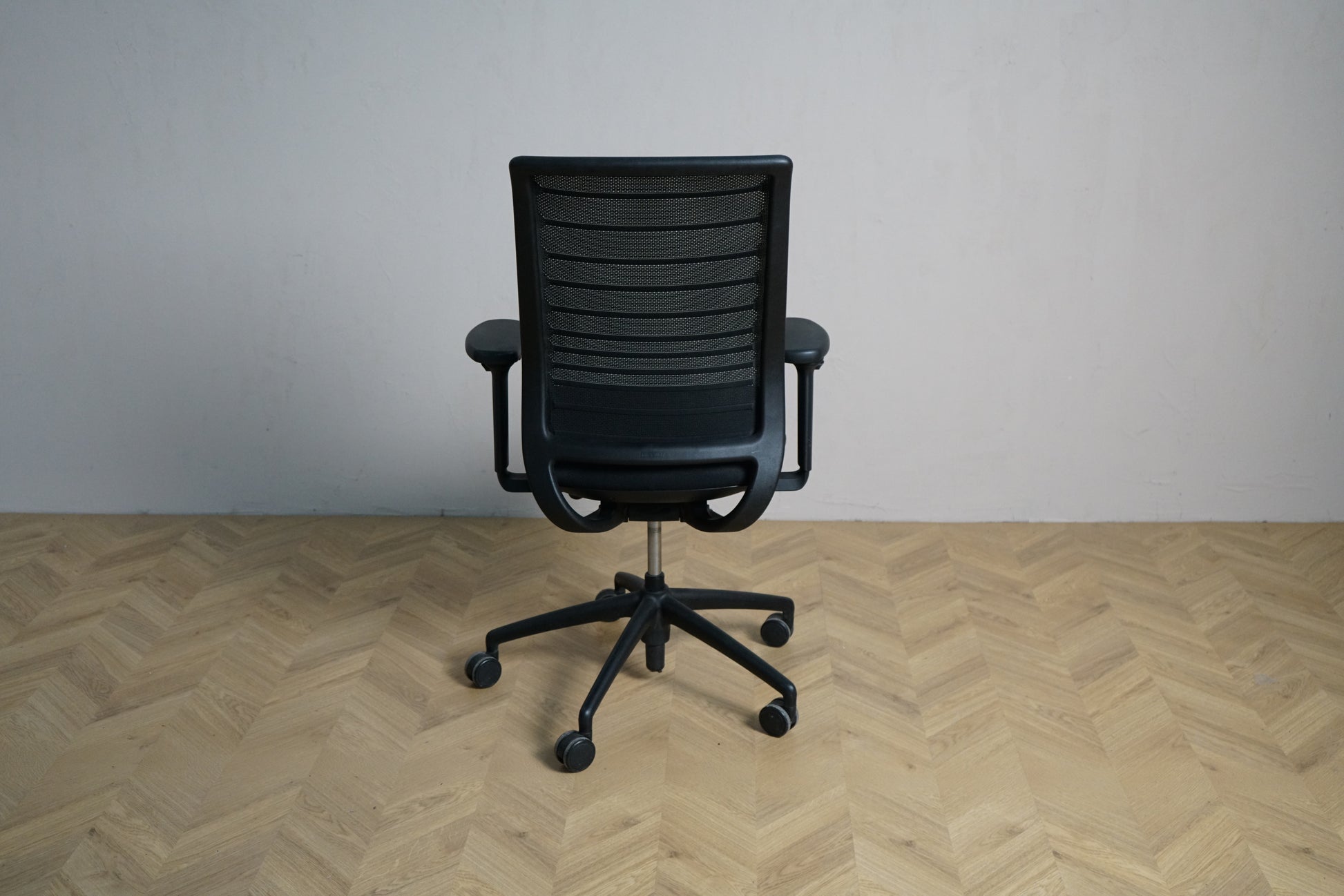 Interstuhl Hero 162H sort kontorstol set bagfra med mesh ryg og stabilt fodkryds