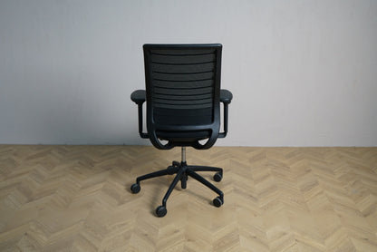 Interstuhl Hero 162H sort kontorstol set bagfra med mesh ryg og stabilt fodkryds