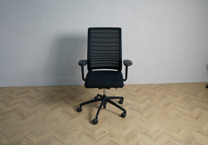 Interstuhl Hero 162H sort ergonomisk kontorstol med mesh ryg og armlæn set forfra