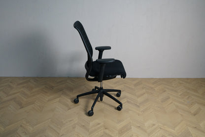 Interstuhl Hero 162H kontorstol set fra siden med ergonomisk ryg og armlæn