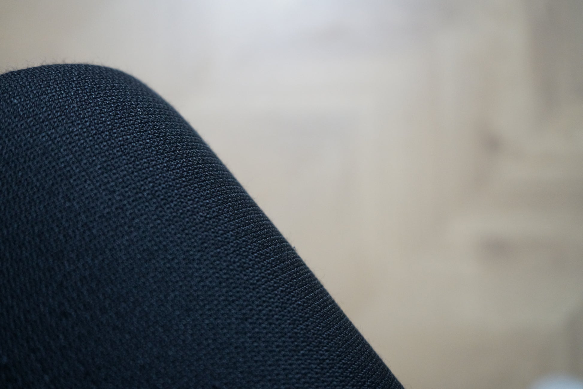 Close-up af sæde og sort mesh ryg på Interstuhl Hero 162H kontorstol