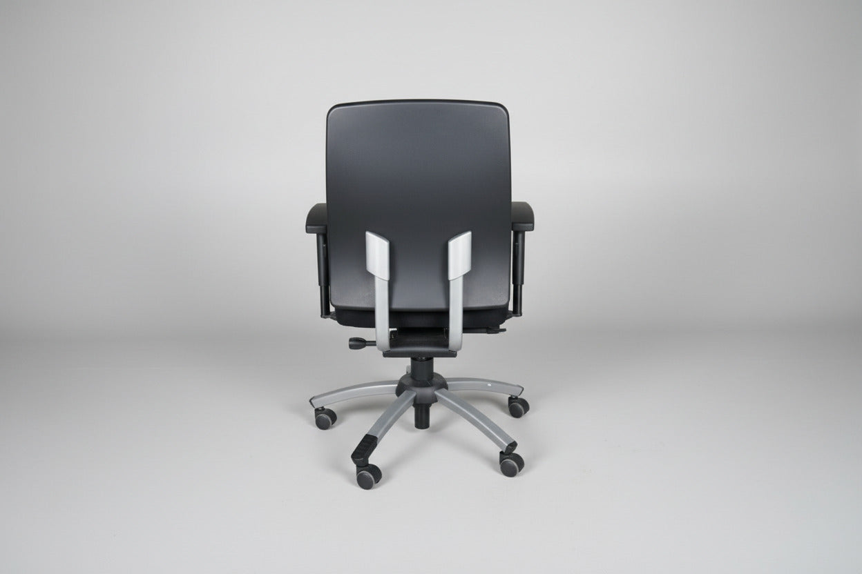Interstuhl kontorstol i sort set bagfra med fuld polstring og solidt gråt fodkryds