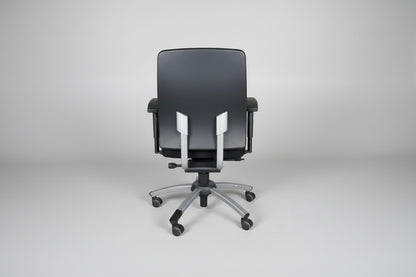 Interstuhl kontorstol i sort set bagfra med fuld polstring og solidt gråt fodkryds