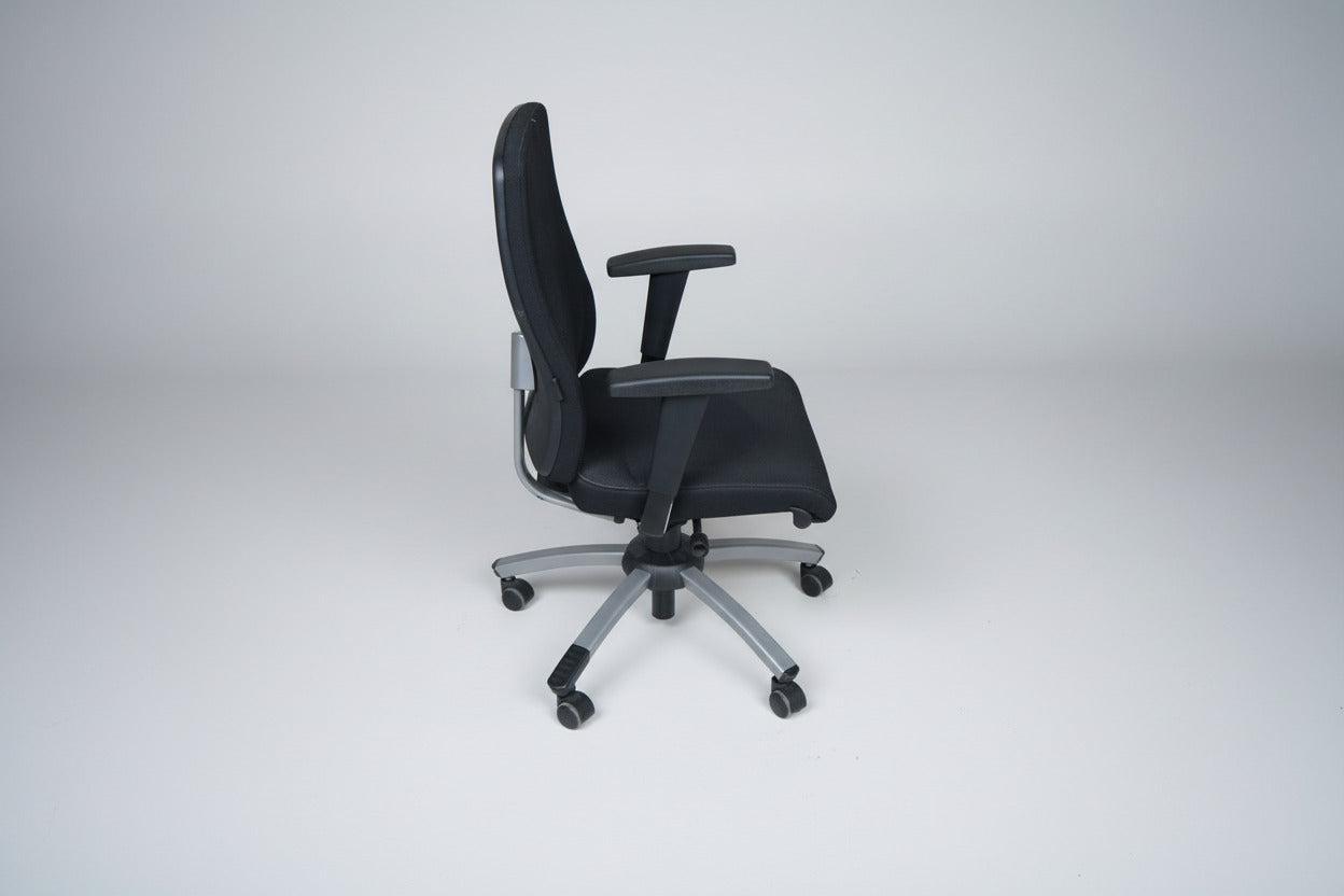 Interstuhl kontorstol vist fra siden med justerbare armlæn og ergonomisk formet sæde