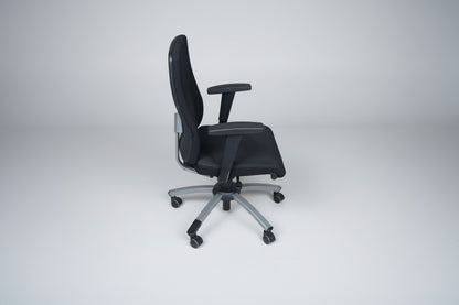 Interstuhl kontorstol vist fra siden med justerbare armlæn og ergonomisk formet sæde