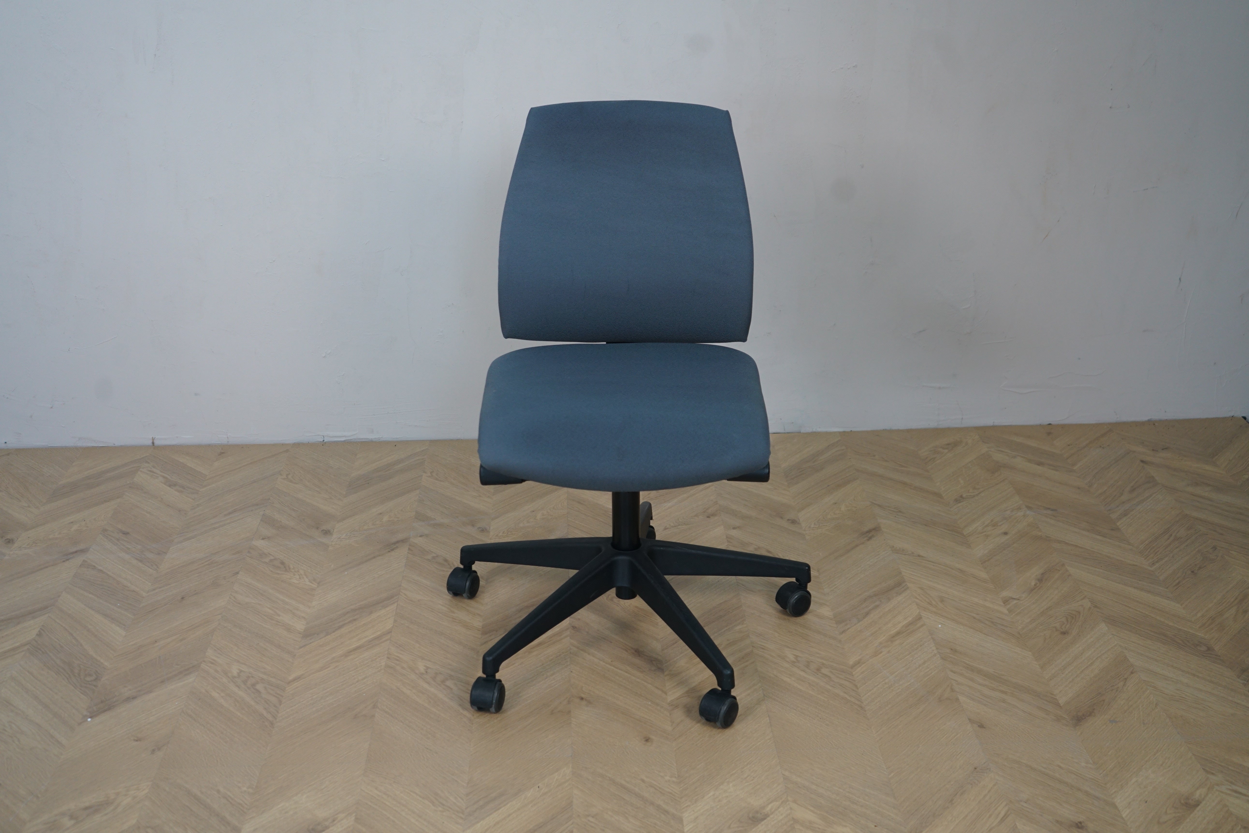 Interstuhl kontorstol i grå med sort stel – ergonomisk kontorstol set forfra