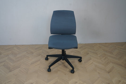 Interstuhl kontorstol i grå med sort stel – ergonomisk kontorstol set forfra