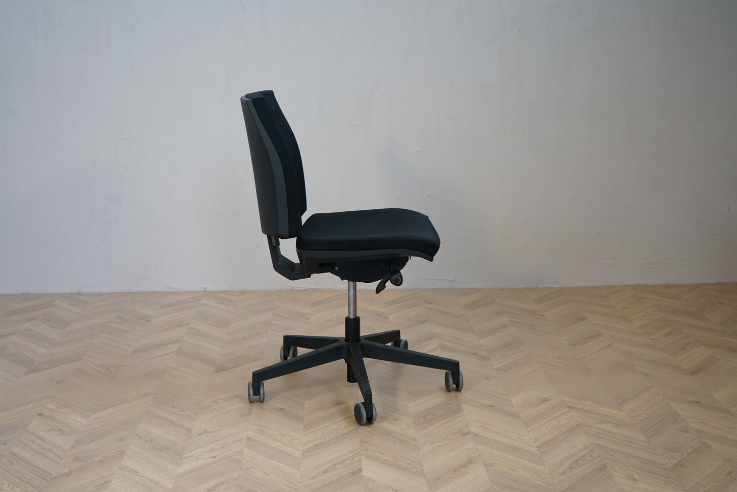 Interstuhl kontorstol set fra siden med ergonomisk form og vipfunktion