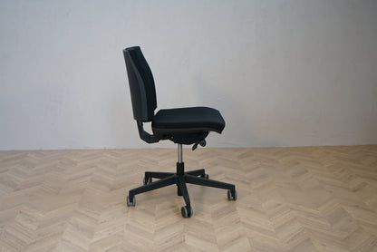 Interstuhl kontorstol set fra siden med ergonomisk form og vipfunktion