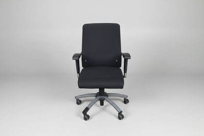 Interstuhl kontorstol i sort med fuld polstring og justerbare armlæn set forfra