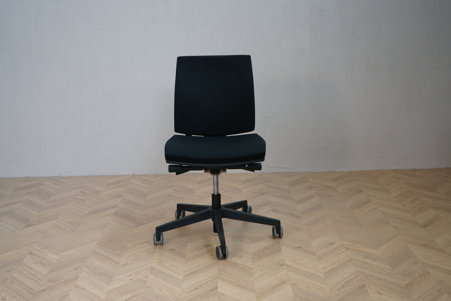 Interstuhl kontorstol i sort med ergonomisk design og justerbar ryg set forfra