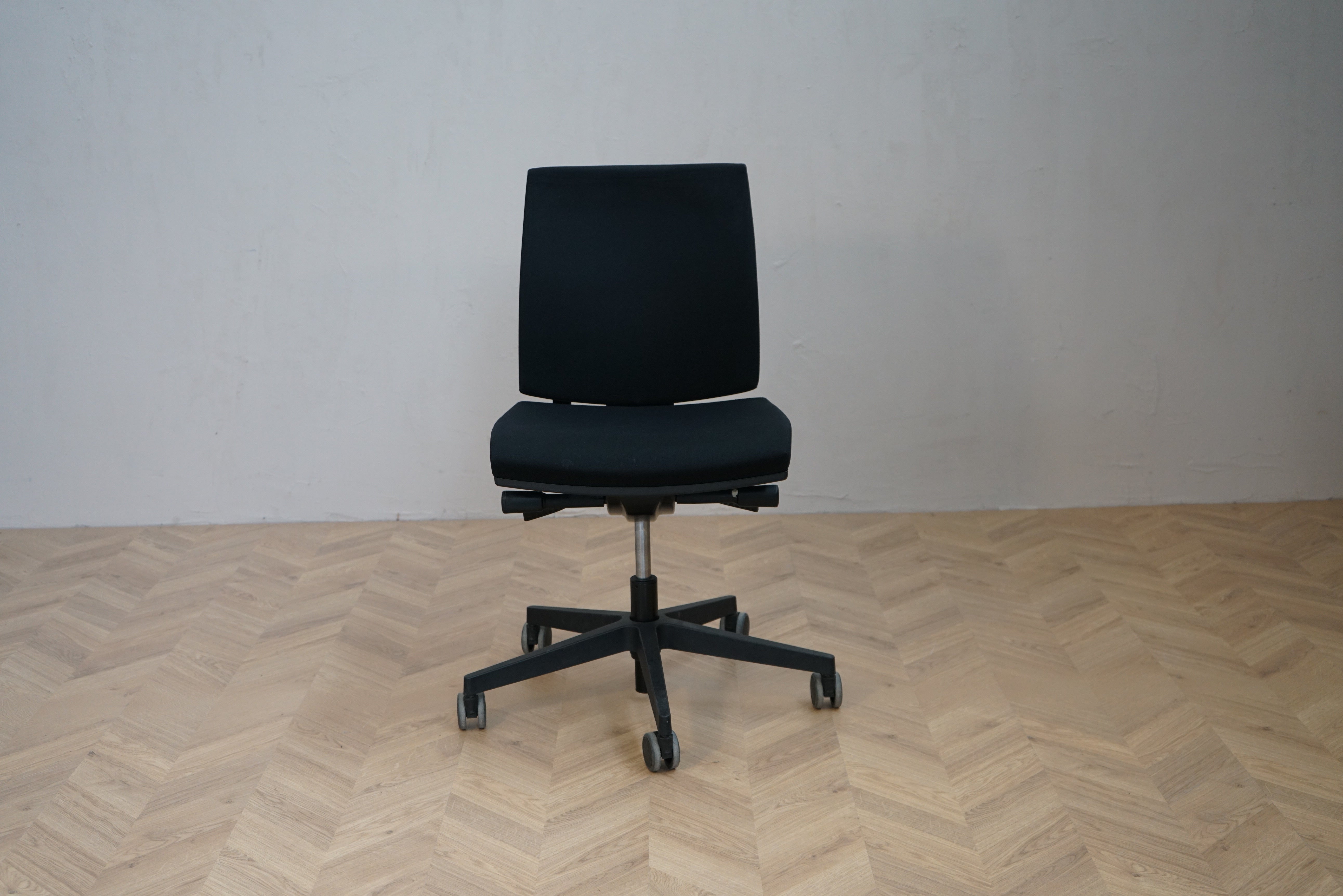 Interstuhl kontorstol i sort med ergonomisk design og justerbar ryg set forfra