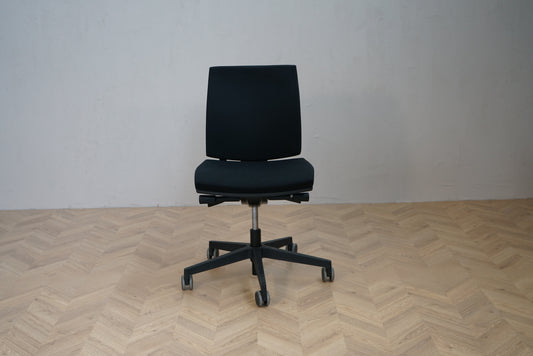 Interstuhl kontorstol i sort med ergonomisk design og justerbar ryg set forfra