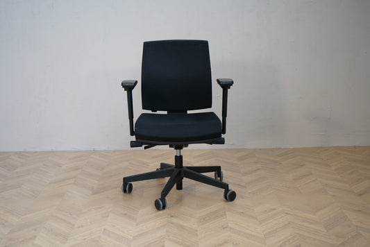 Interstuhl kontorstol i sort med justerbare armlæn og ergonomisk design set forfra