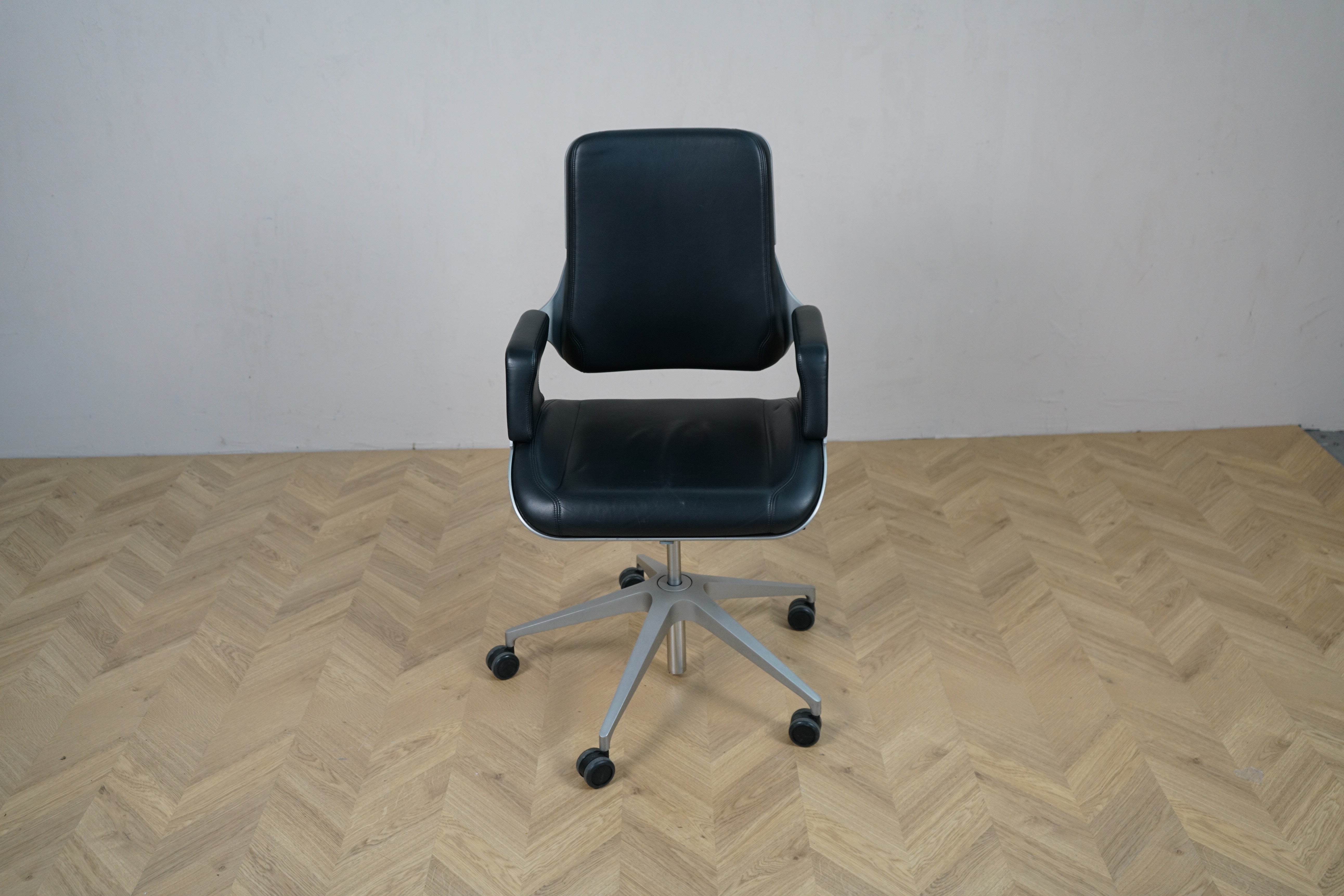 Interstuhl Silver 262S direktørstol i sort læder med børstet metal set forfra