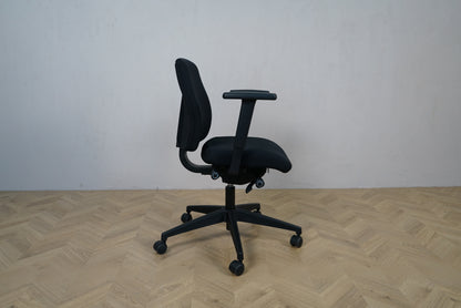 Interstuhl sort kontorstol med armlæn set bagfra.