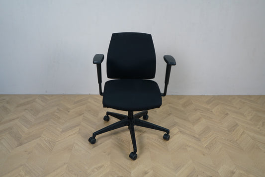 Interstuhl sort kontorstol med armlæn set forfra.