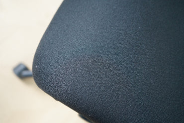 Interstuhl kontorstol i sort med armlæn set fra siden.