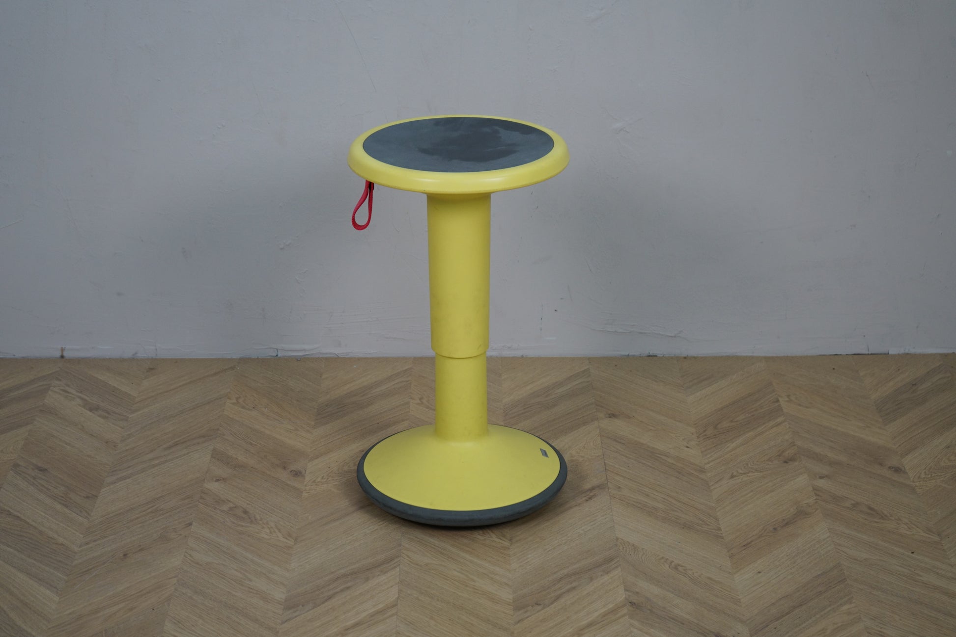 Interstuhl UPIS1 balancestol i gul til aktiv siddestilling set forfra