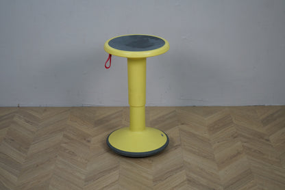 Interstuhl UPIS1 balancestol i gul til aktiv siddestilling set forfra