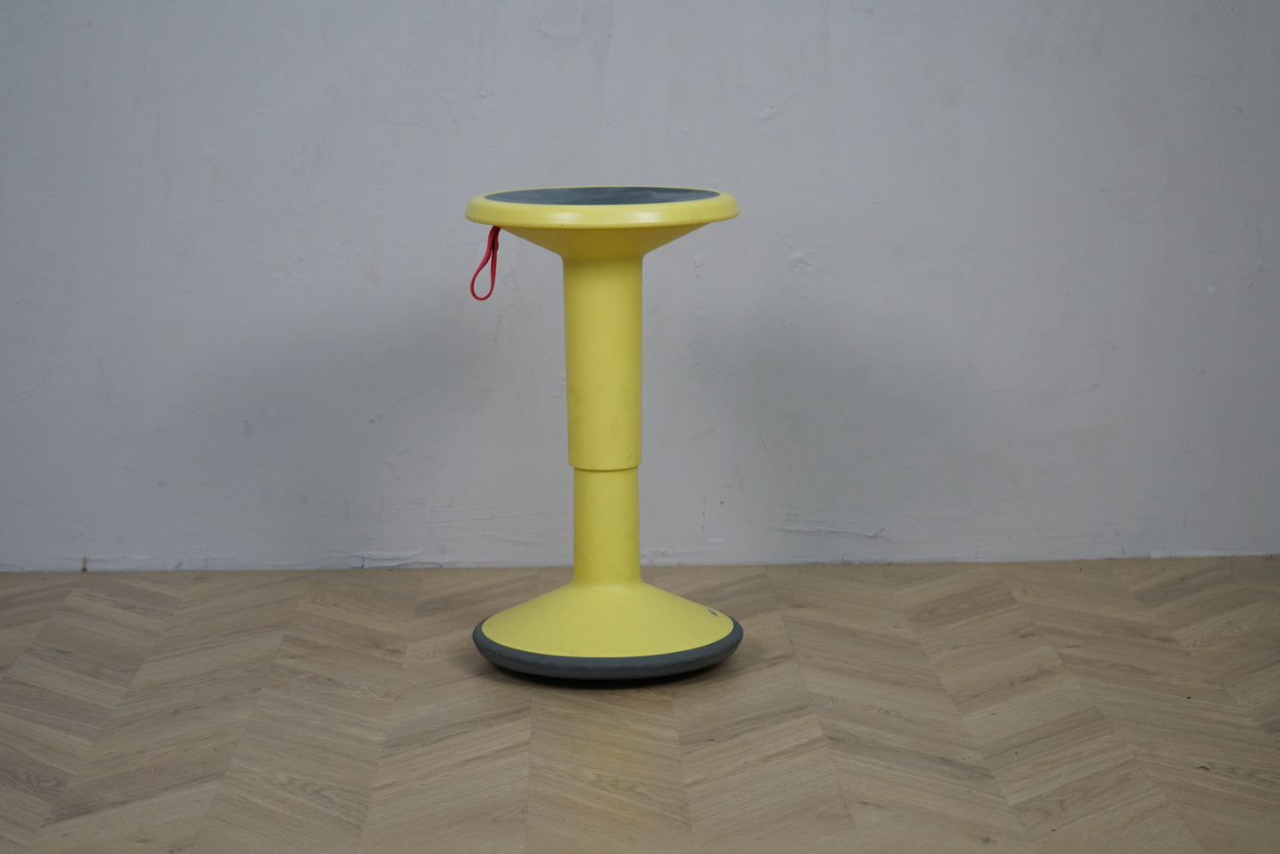 Interstuhl UPIS1 balancestol i gul set lige fra siden