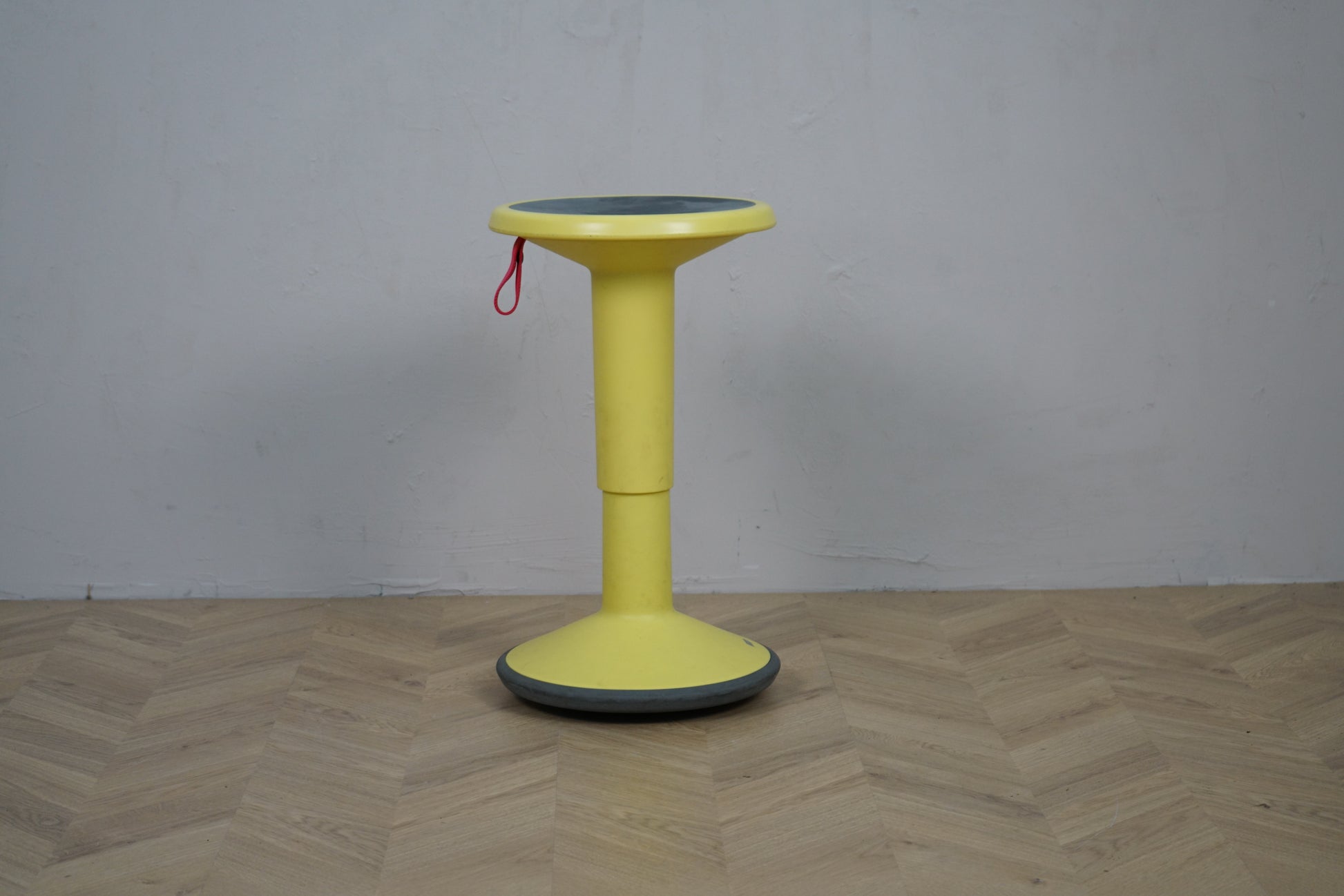 Interstuhl UPIS1 balancestol i gul set lige fra siden