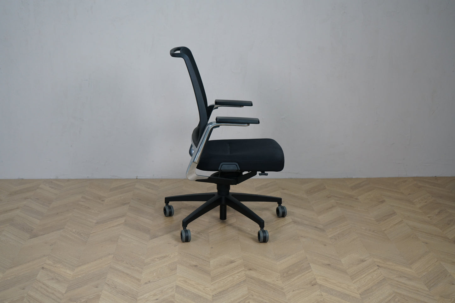 Interstuhl Vintage 17V7 ergonomisk kontorstol med mesh ryg og sort fodkryds set fra siden