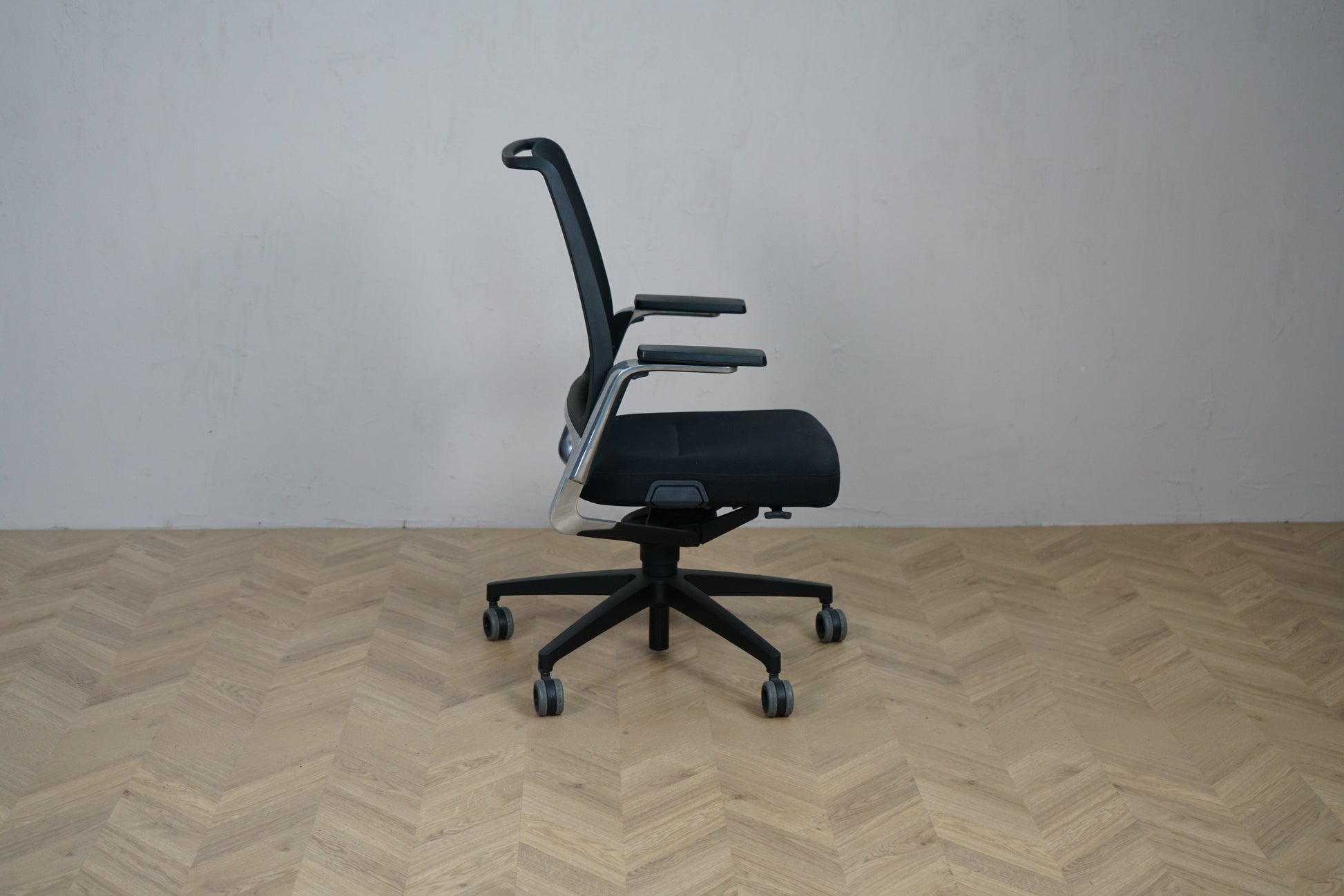 Interstuhl Vintage 17V7 ergonomisk kontorstol med mesh ryg og sort fodkryds set fra siden