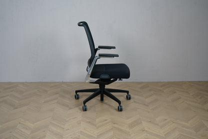 Interstuhl Vintage 17V7 ergonomisk kontorstol med mesh ryg og sort fodkryds set fra siden