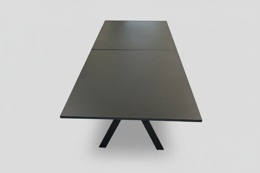 JensenPlus konferencebord i sort linoleum 360x140 cm med sort Y stel set forfra