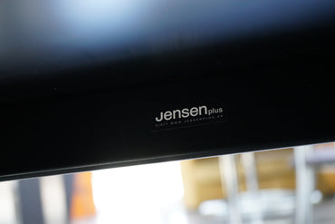 JensenPlus logo på konferencebord i sort linoleum