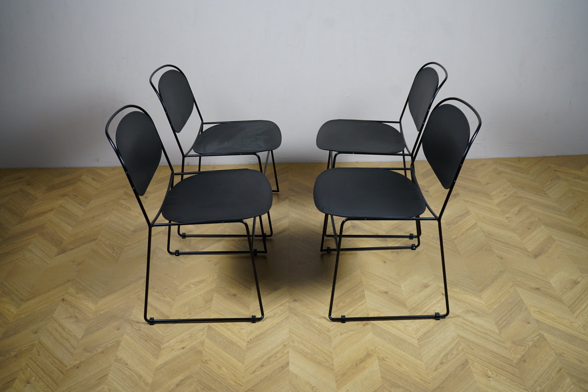Kinnarps stabelbar stol i sort set fra siden – elegant og funktionel stol med let stel og komfortabel siddehøjde på 45 cm.