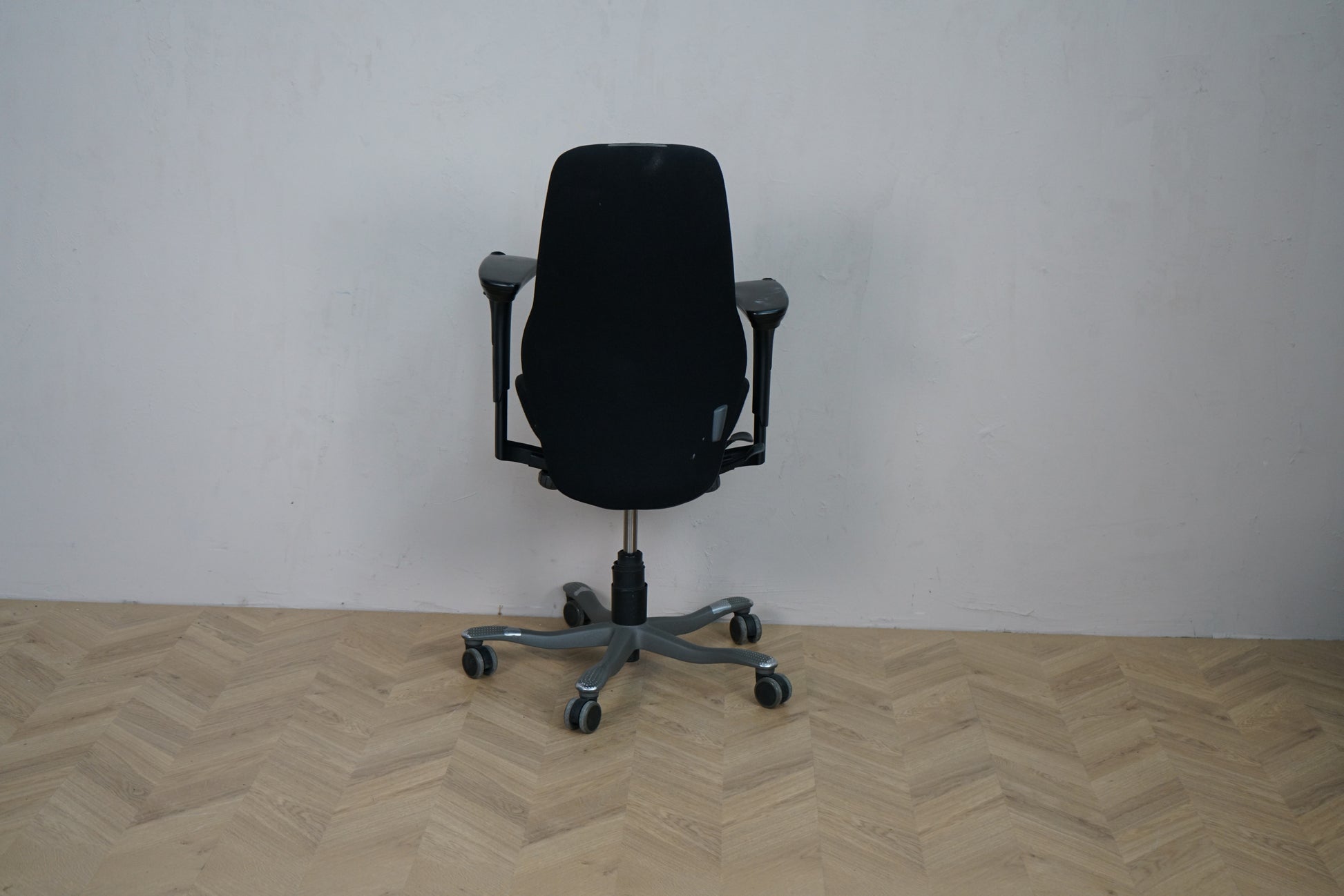 Kinnarps 6000 Free Float kontorstol bagfra med høj ryg og mørkegråt fodkryds