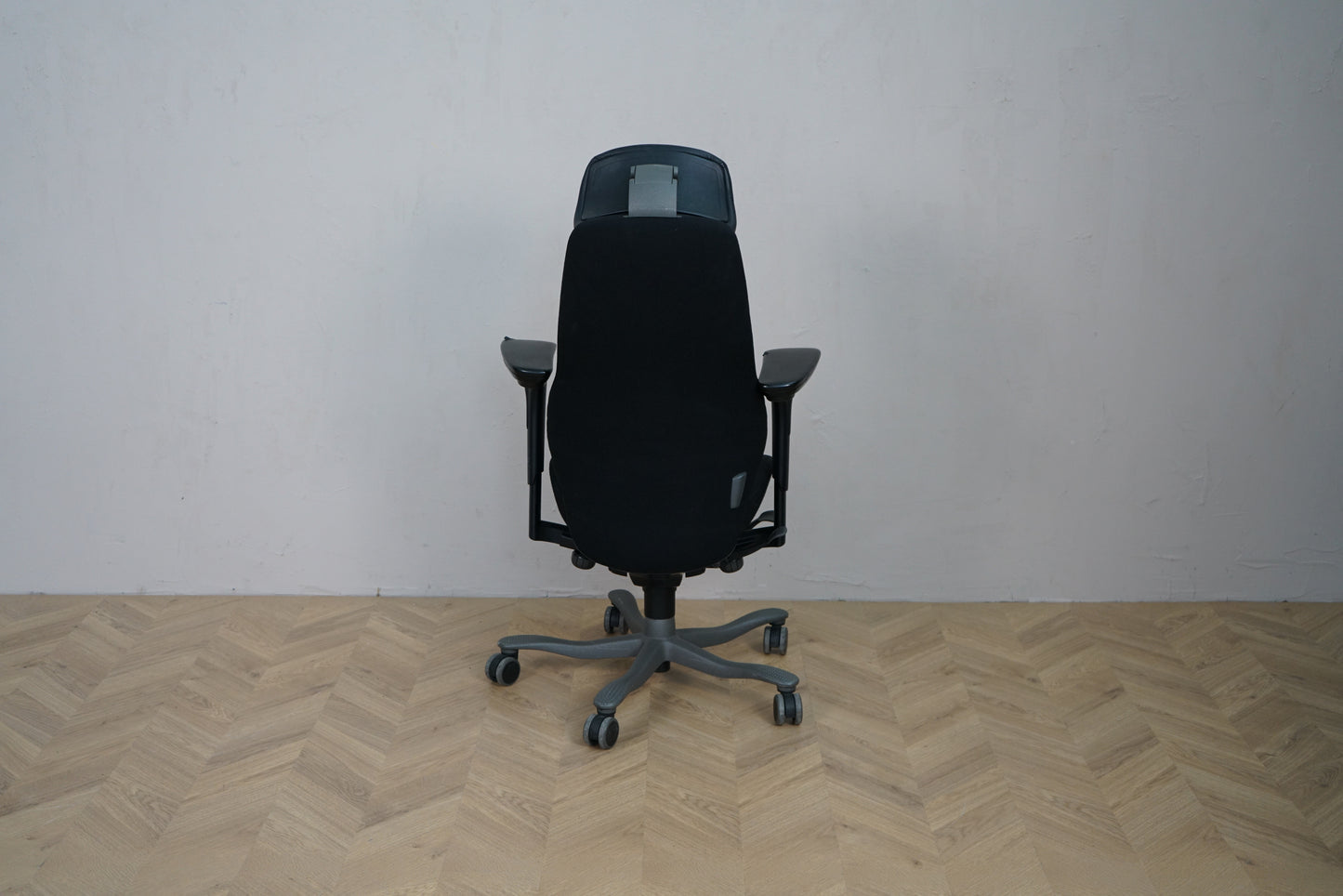 Kinnarps 6000 Free Float kontorstol bagfra med høj ryg og mørkegråt fodkryds