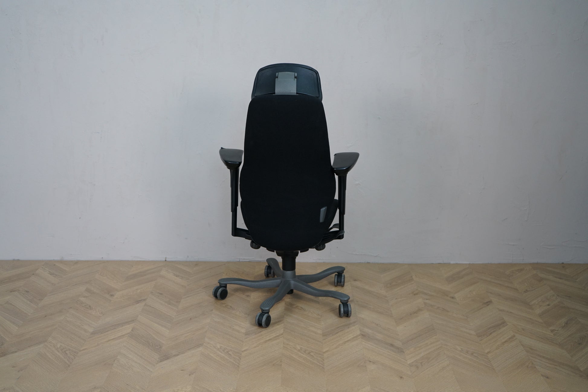 Kinnarps 6000 Free Float kontorstol bagfra med høj ryg og mørkegråt fodkryds