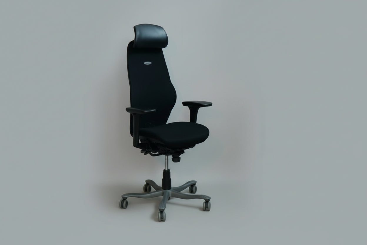 Kinnarps 6000 Free Float ergonomisk kontorstol med høj ryg og armlæn set forfra