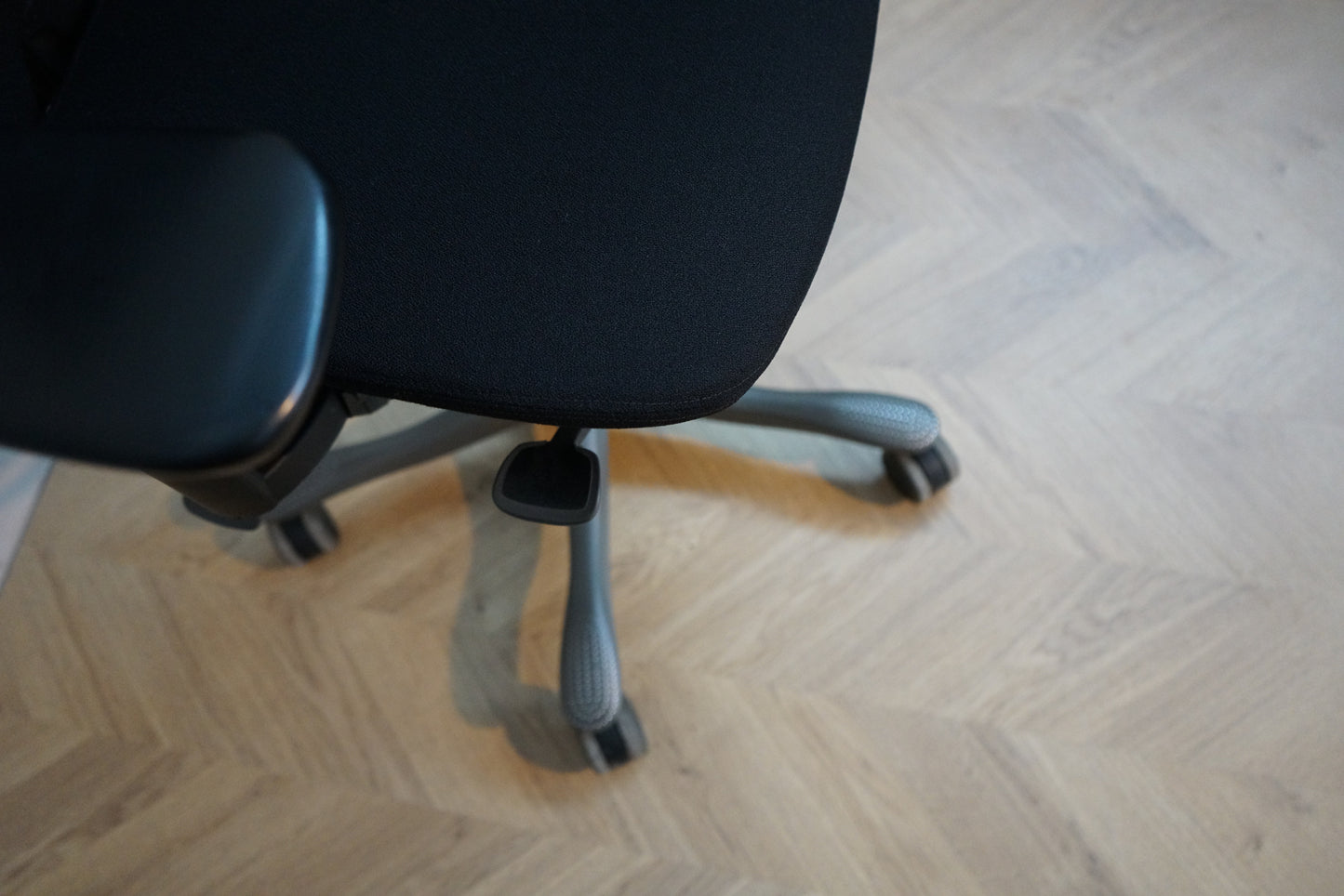 Close up af Free Float funktion og justering på Kinnarps kontorstol