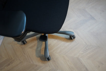 Close up af Free Float funktion og justering på Kinnarps kontorstol
