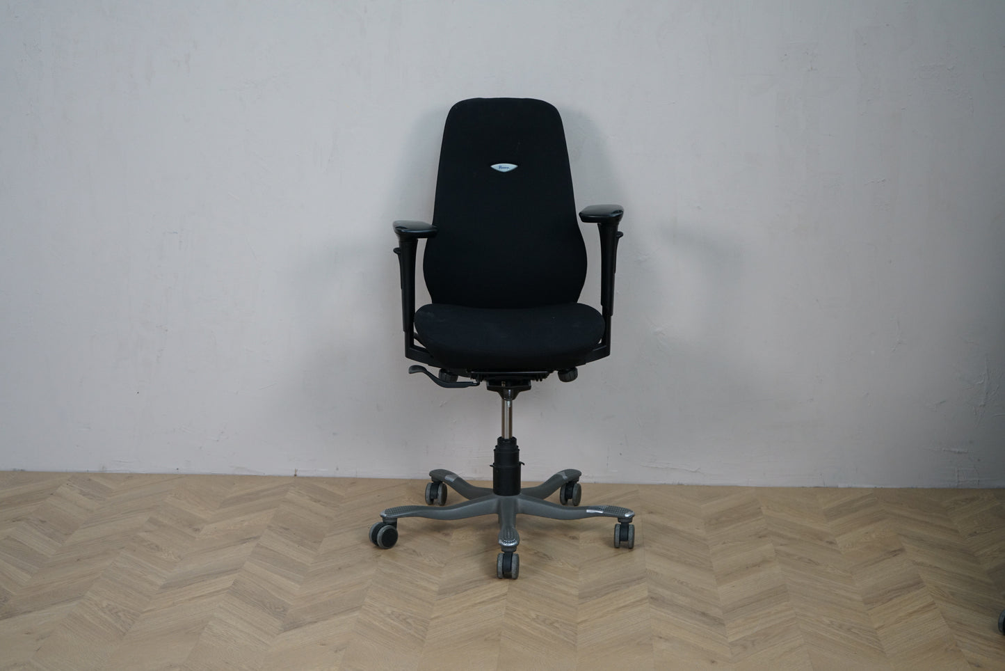 Kinnarps 6000 Free Float kontorstol i sort med armlæn – set forfra