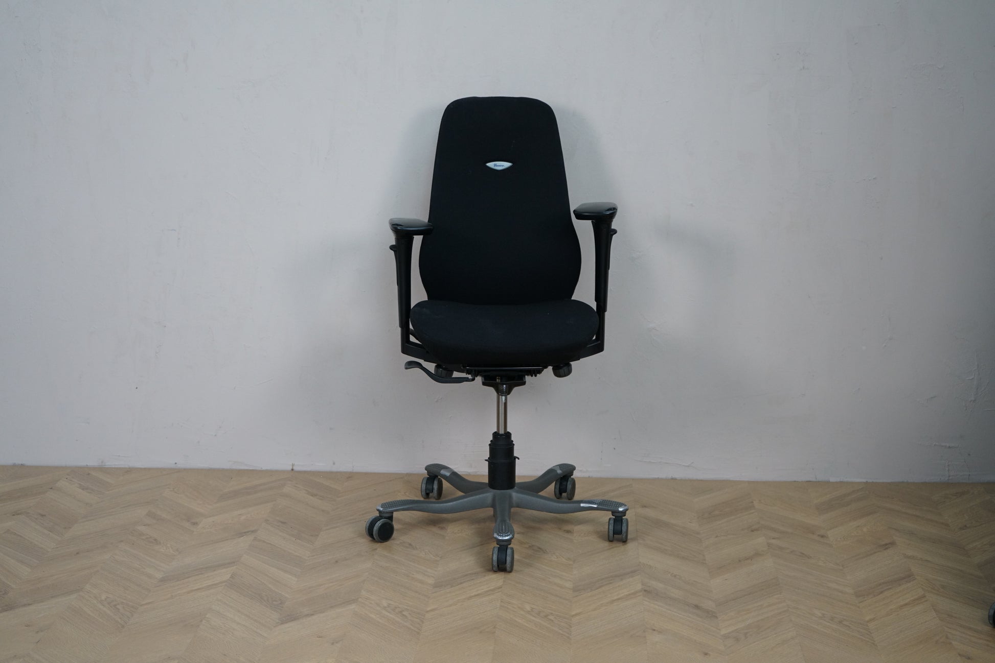 Kinnarps 6000 Free Float kontorstol i sort med armlæn – set forfra