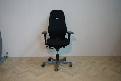 Kinnarps 6000 Free Float ergonomisk kontorstol med høj ryg set forfra
