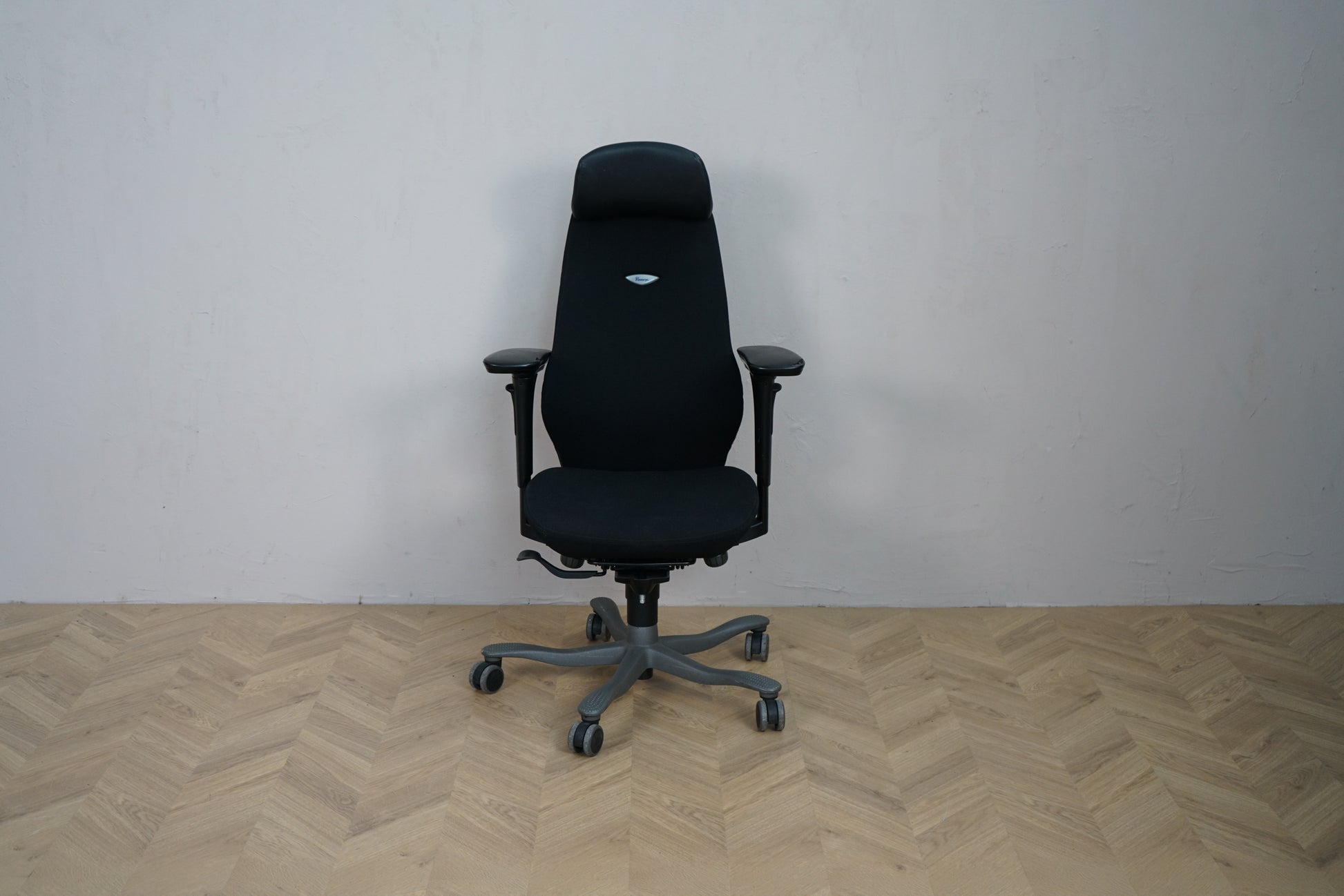 Kinnarps 6000 Free Float kontorstol i sort med armlæn og nakkestøtte – set forfra