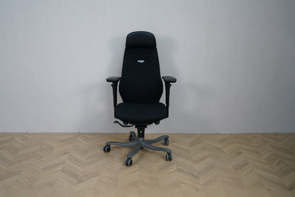 Kinnarps 6000 Free Float kontorstol i sort med armlæn og nakkestøtte – set forfra