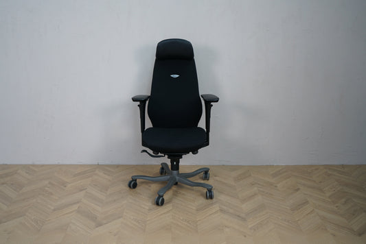 Kinnarps 6000 Free Float kontorstol i sort med armlæn og nakkestøtte – set forfra